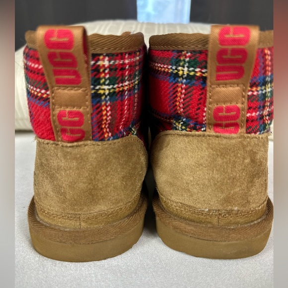 UGG big kids Tartan Neumel. Tan. Size big kids 6 Women’s 7.5 - Picture 11 of 13